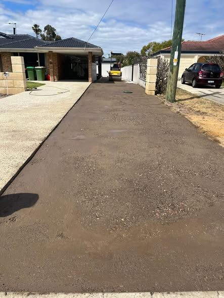 Side access sheeted in A-grade recycled asphalt: photo 1