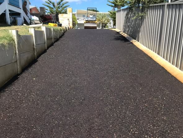 Side access on a steep slope in recycled asphalt: photo 3