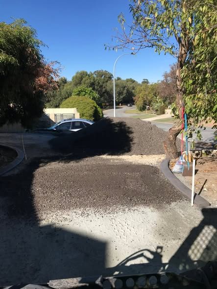 Access to a busy road with a serviceable soakwell: photo 1