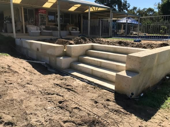 Level area, wall and stairs for a new pool: photo 2